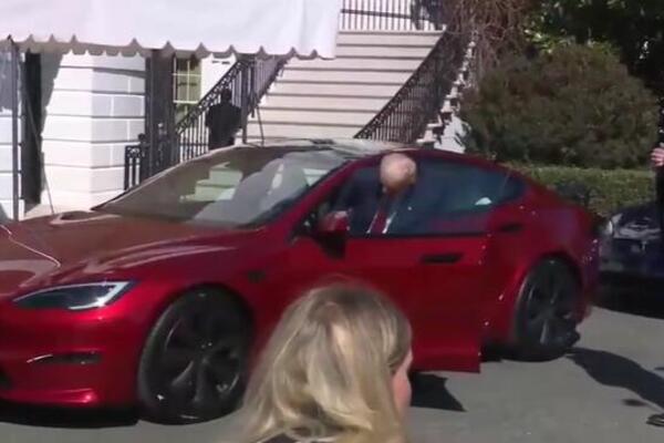 Tramp se pohvalio novom limuzinom: Seo u crvenog "Teslu", a Mask mu pravio društvo (VIDEO)