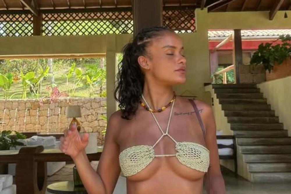 "Izgledaju kao deda i unuka" Glumac (58) ljubi polugolu devojku (28) dok ih njegova ćerka gleda - šokčina dana