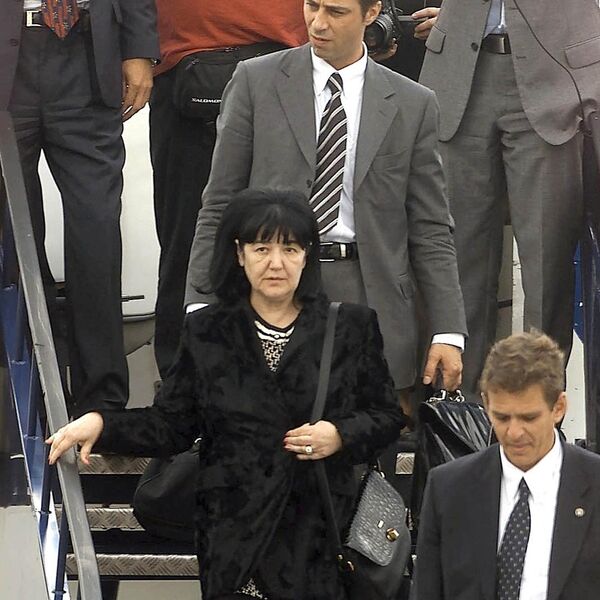 Zašto je Mira Marković nosila cvet u kosi? Jugoslovenke su je kopirale, a nisu imale pojma da je ovo značenje, šok