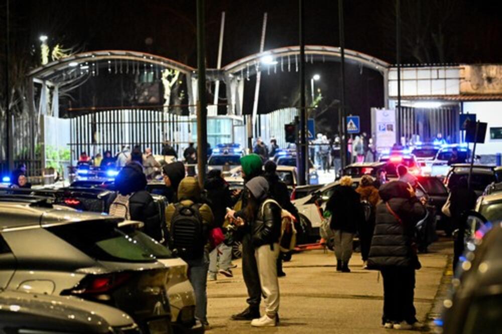 Pogledajte trenutak kada je snažan zemljotres pogodio Italiju: Sve se trese, ljudi zarobljeni! (VIDEO)