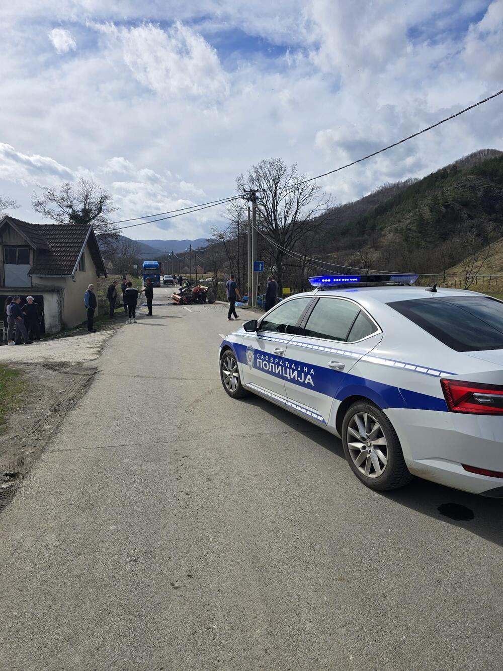 UŽAS U OKOLINI LESKOVCA: Čovek traktorom PREGAZIO PEŠAKA u šumi, vozio bez dozvole