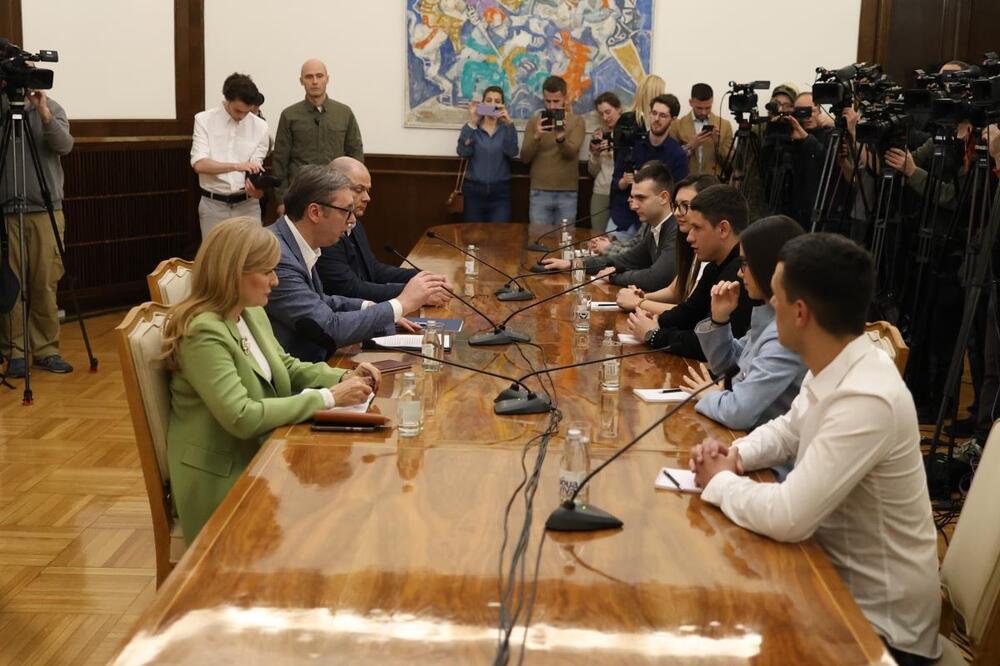 Predsednik Vučić ugostio studente koji već danima kampuju u Pionirskom parku
