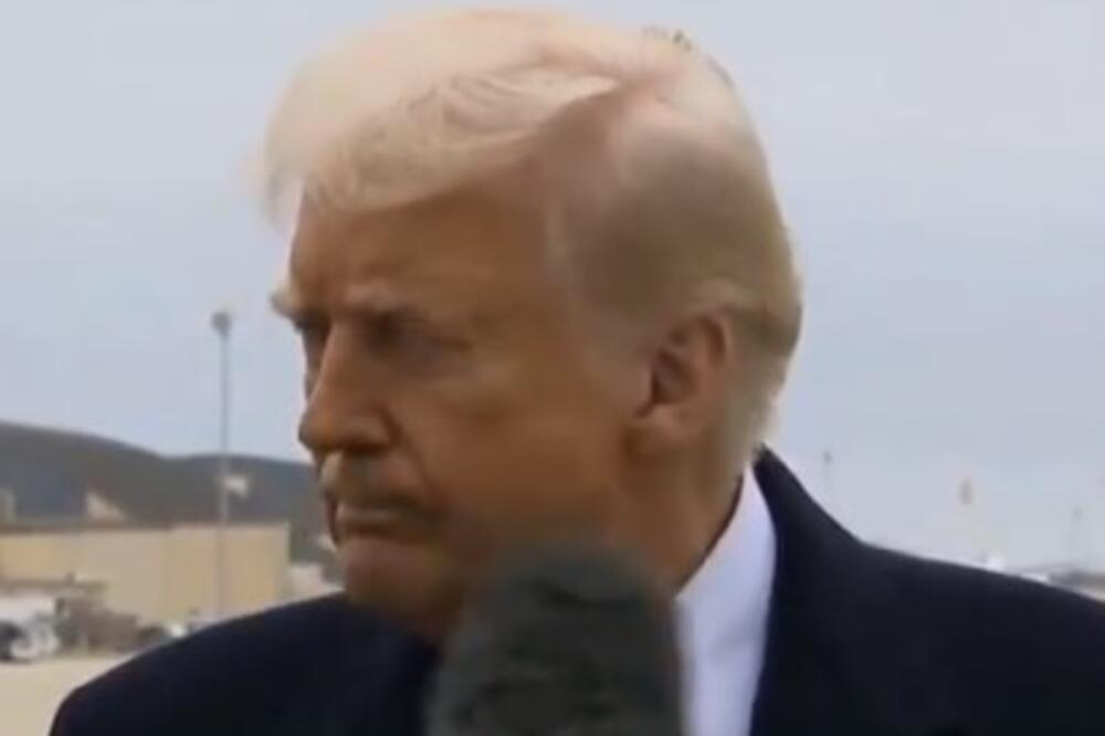 Trampa mikrofon klepio posred face dok je davao izjavu! Njegova reakcija je nuklearna! (VIIDEO)