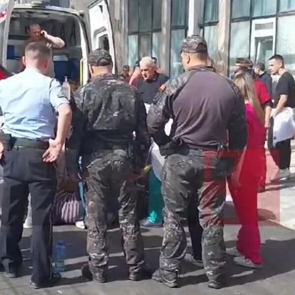 Potresne scene ispred bolnice dok donose žrtve iz diskoteke: Odzvanjaju krici i jauci, roditelji u suzama (VIDEO)