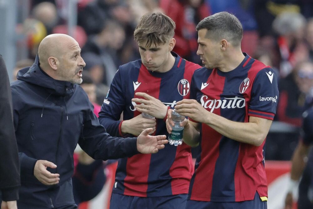 Vinćenco Italijano sa fudbalerima Bolonje na utakmici protiv Lacija