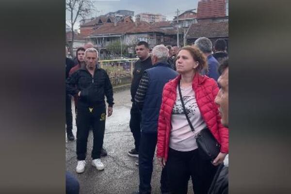 "Ceo svet je čuo kako su umrli, zašto još čekamo?!": Ogorčeni roditelji stradalih se okupili ispred bolnice (VIDEO)