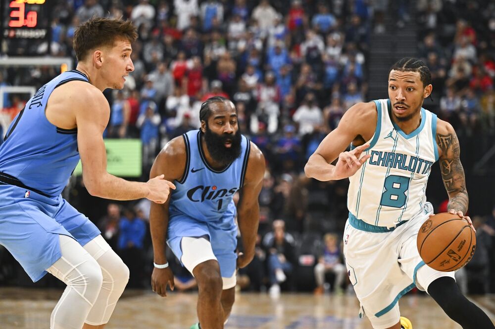 Bogdan Bogdanović i Džejms Harden na utakmici Los Anđeles Klipersa i Šarlot Hornetsa