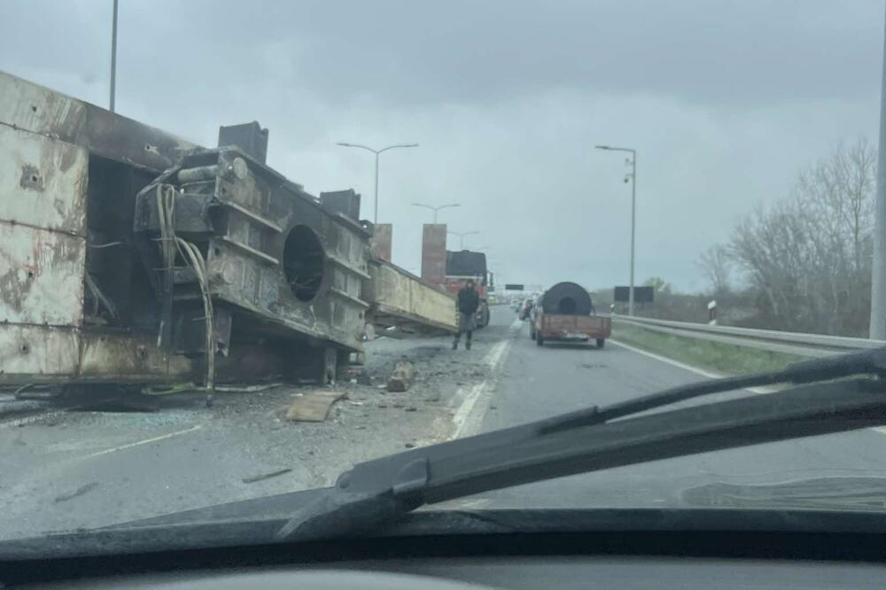 Karambol na auto-putu Miloš Veliki: Prevrnula se šleperska prikolica, prizor je jeziv! (FOTO)