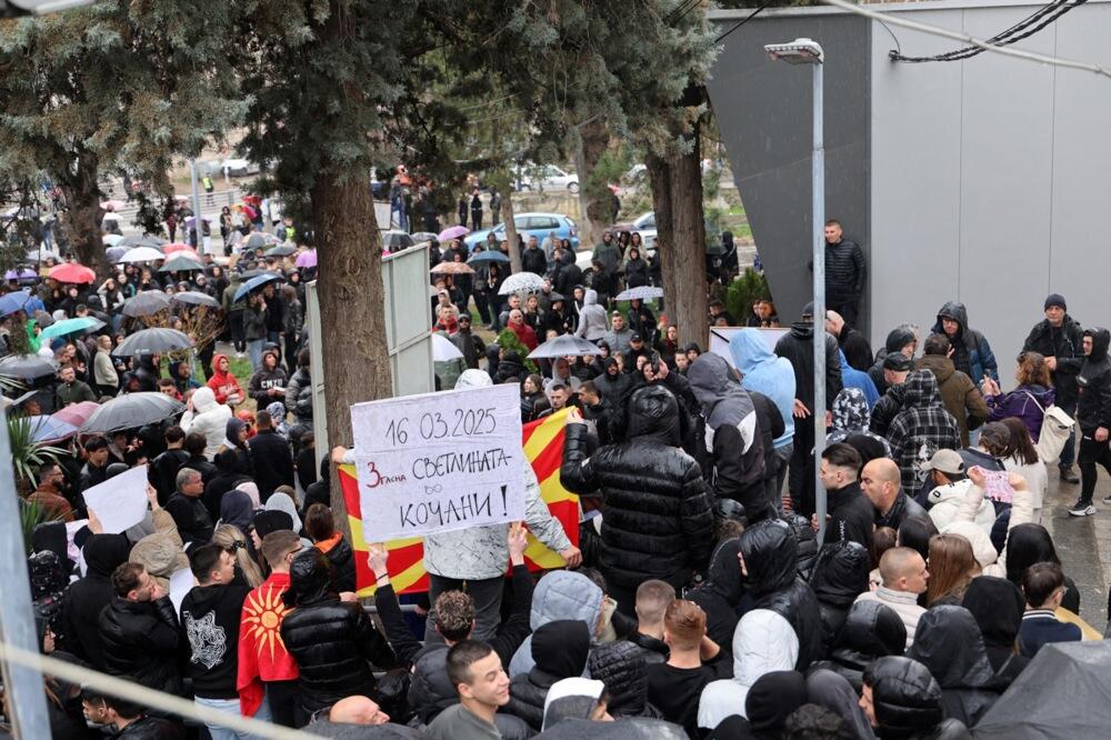 Građani na ulicama, haos u Kočanima nakon nezapamćene tragedije: Okupljena masa kamenicama gađala Opštinu (FOTO)
