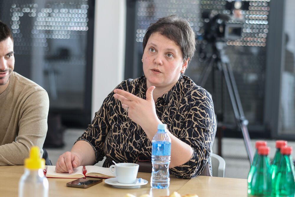 Sasomange, Etagi agencija