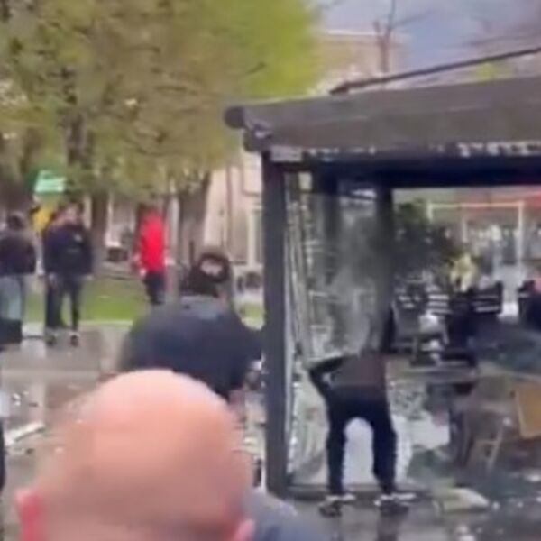 Besni građani demolirali kafić vlasnika diskoteke u Severnoj Makedoniji: Sad su se okupili ispred njegove kuće!