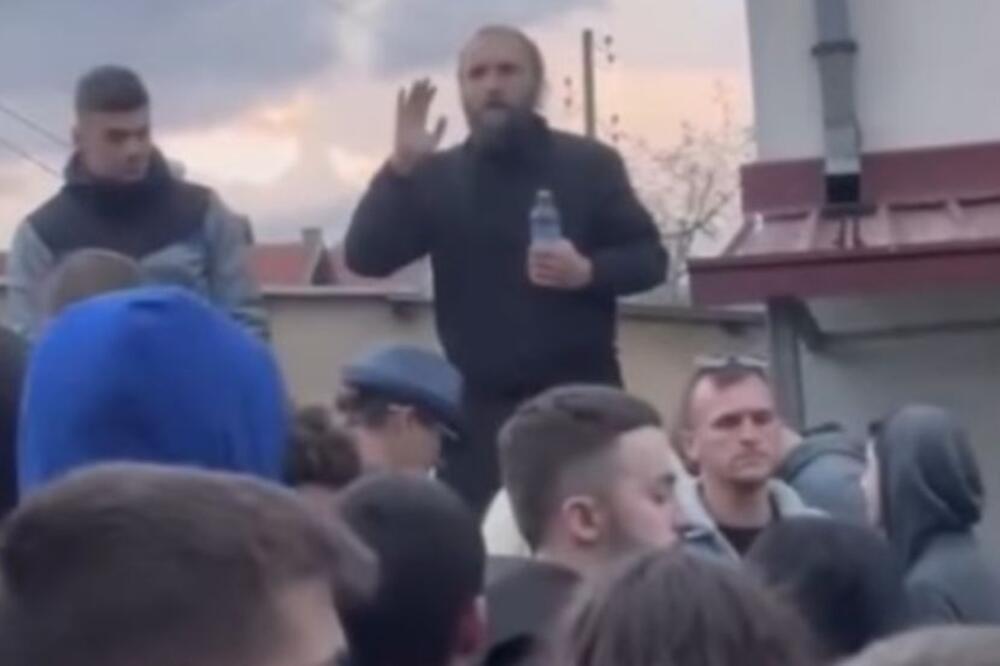 Sveštenik pozvao meštane Kočana da se smire: Usled strašne tragedije pozvao ih je na molitvu (VIDEO)