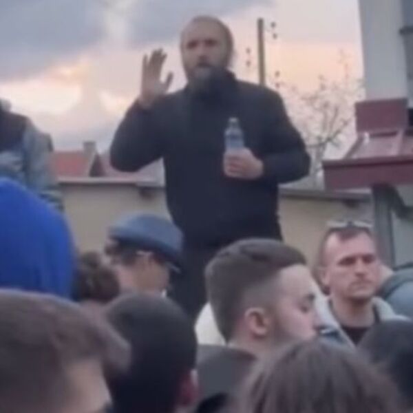 Sveštenik pozvao meštane Kočana da se smire: Usled strašne tragedije pozvao ih je na molitvu (VIDEO)