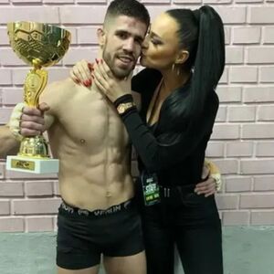 KAKO DA NE PROĐE KAD JOJ LEĐA ČUVA MMA BORAC! Prošla u finale, a svi PRIČAJU O NJENOM DEČKU! Pred kamerama se...