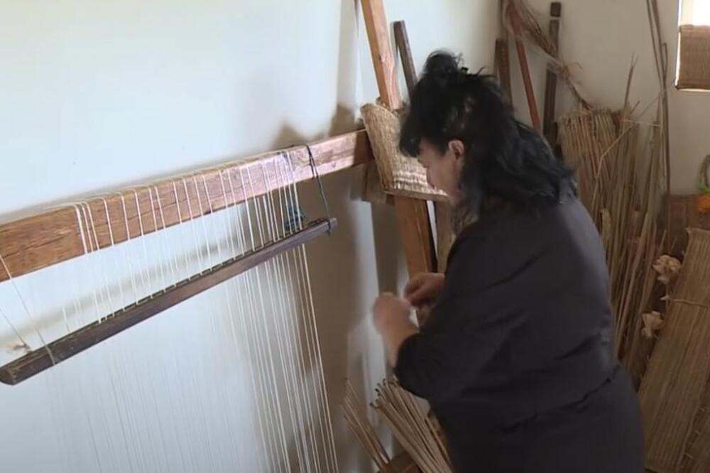 Zlatne ruke Ljiljane Vulić iz Starog Laništa: Pravi zastore i torbe,mladi zbog nje ponovo počeli da kupuju zembilje