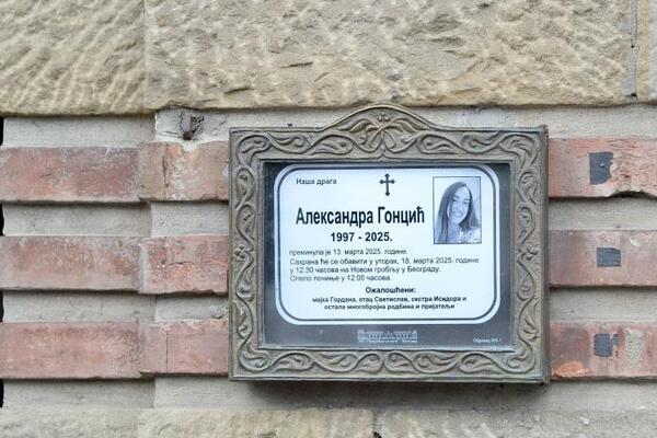 Muk na sahrani ćerke Buleta Goncića: Kolona ljudi na ispraćaju, detalj na vencu kida srce