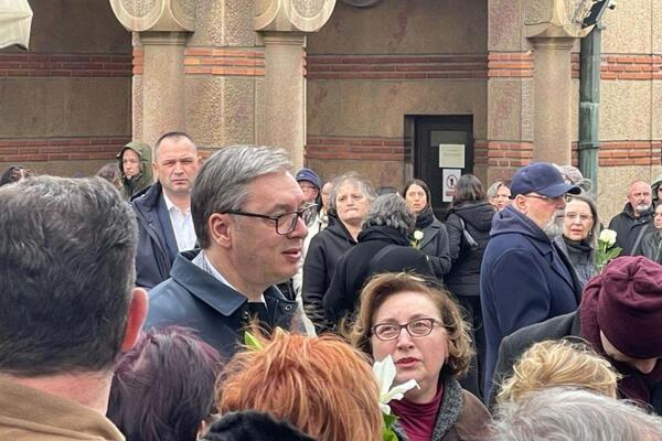 Aleksandar Vučić stigao na sahranu ćerke Buleta Goncića: U rukama nosi venac od belog cveća.... (FOTO)