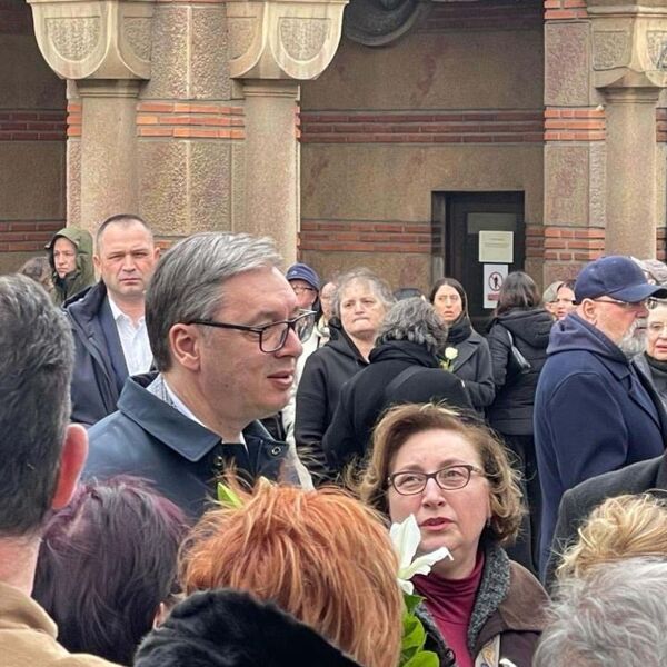 Aleksandar Vučić stigao na sahranu ćerke Buleta Goncića: U rukama nosi venac od belog cveća.... (FOTO)
