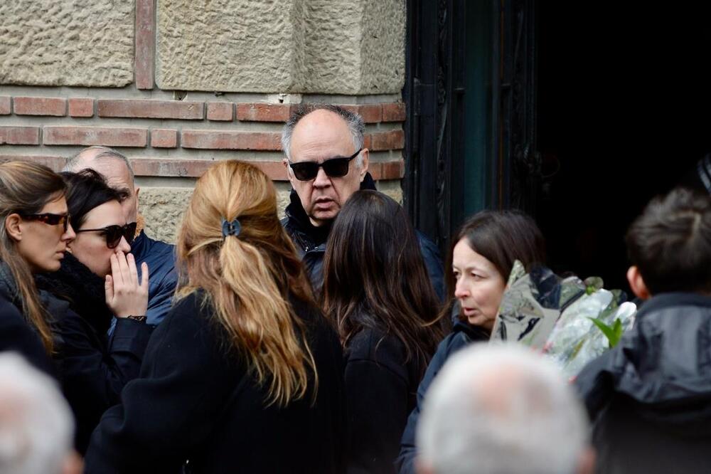 Zbog ove scene na kraju sahrane Aleksandre Goncić svi su prolili suze: Niko nije mogao da se suzdrži, tuga