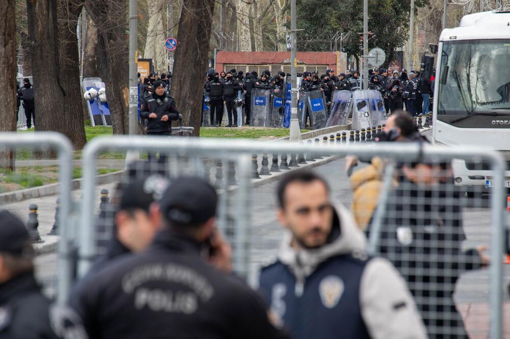 Bombaški napad u Istanbulu: Motociklisti bacali granate na centar za zabavu, ima povređenih!