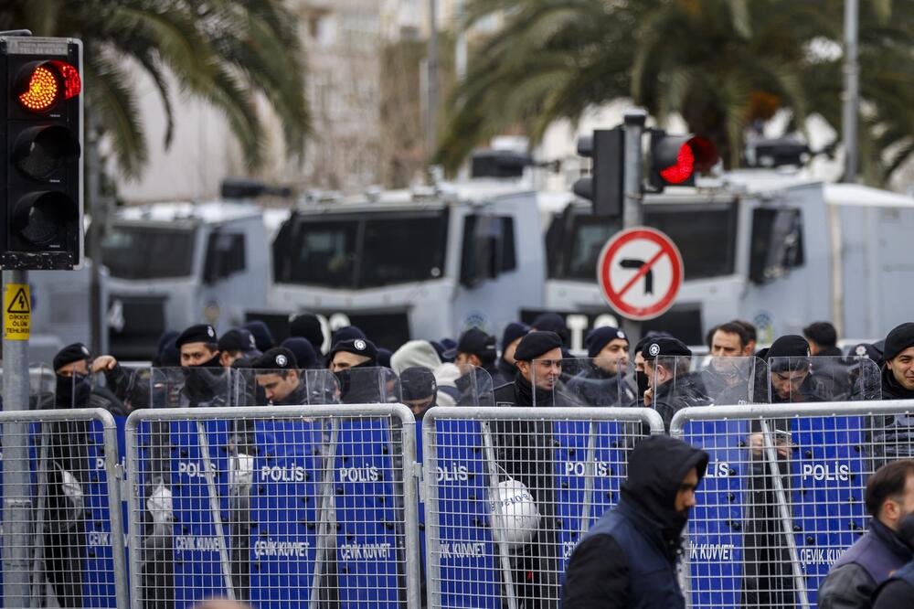 Blokirani putevi oko Istanbula! Tenzije rastu nakon hapšenja Erdoganovog rivala, ograničen pristup mrežama! (VIDEO)