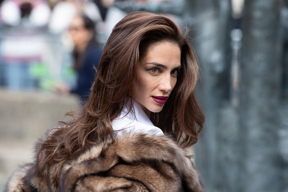 Ima diplomu iz prava i finansija, prava je zverka sa dugim nogama: Ko je lepotica koju svi upoređuju sa moćnicom?