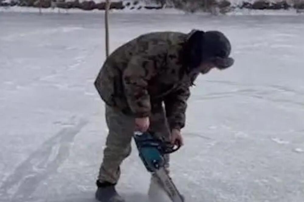 Uzeo je motornu testeru i isekao rupu na zalađenoj reci: Zbog onoga što je usledilo, ljudi su ostali šokirani