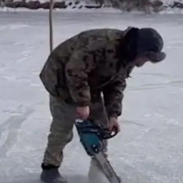 Uzeo je motornu testeru i isekao rupu na zalađenoj reci: Zbog onoga što je usledilo, ljudi su ostali šokirani