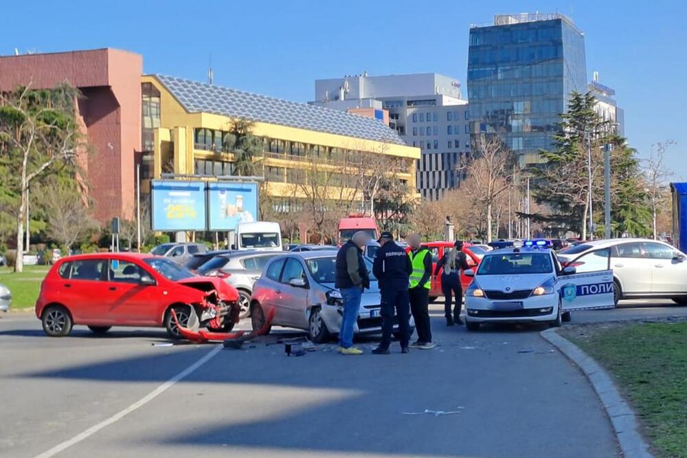 Vozila smrskana! Strašan sudar na Novom Beogradu, saobraćaj stoji, gradski prevoz se preusmerava (FOTO)