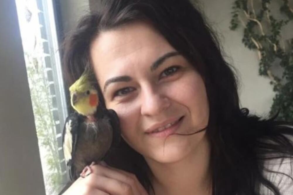 Žena digla ruku na sebe zbog papagaja! Emotivno posrnula zbog kućnog ljubimca, Zenica tuguje (FOTO)