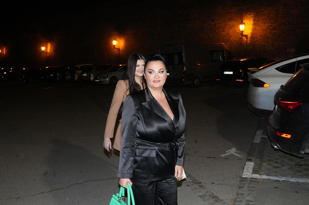 "Mami nije dobro": Poznata bolest Jane Todorović! Jedva stoji na nogama, drže je za ruke, neprepoznatljiva