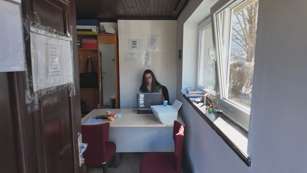 Marija pomaže meštanima sa administracijom