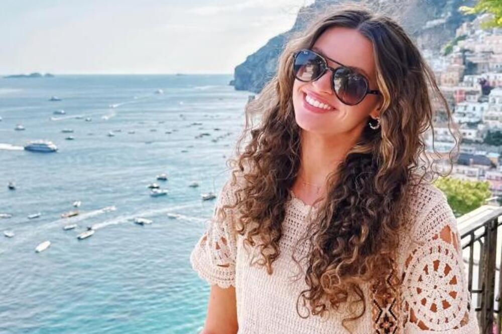 "Uhapsili Mis Amerike", a ona ih očarala osmehom: Opšta histerija zbog ove lepotice i njene slike iz policije! FOTO