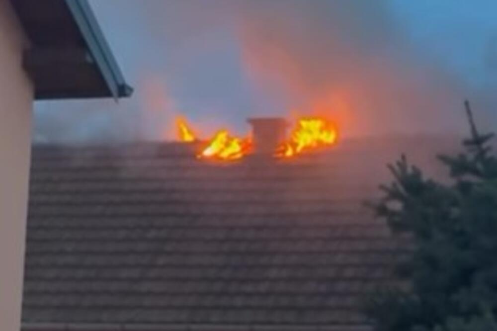 Izbio požar u Petrovaradinu: Gori krov kuće, buktinja vidljiva sa daljine (VIDEO)