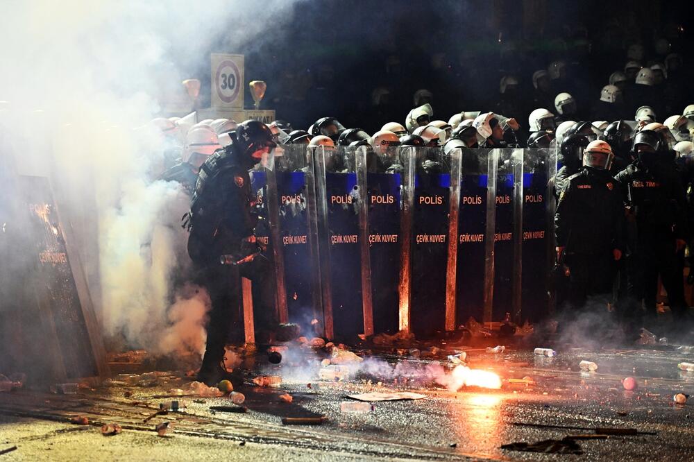 Turska prešla tačku ključanja! Masovni protesti zbog hapšenja Imamoglua, policija ispalila gumene metke (FOTO)
