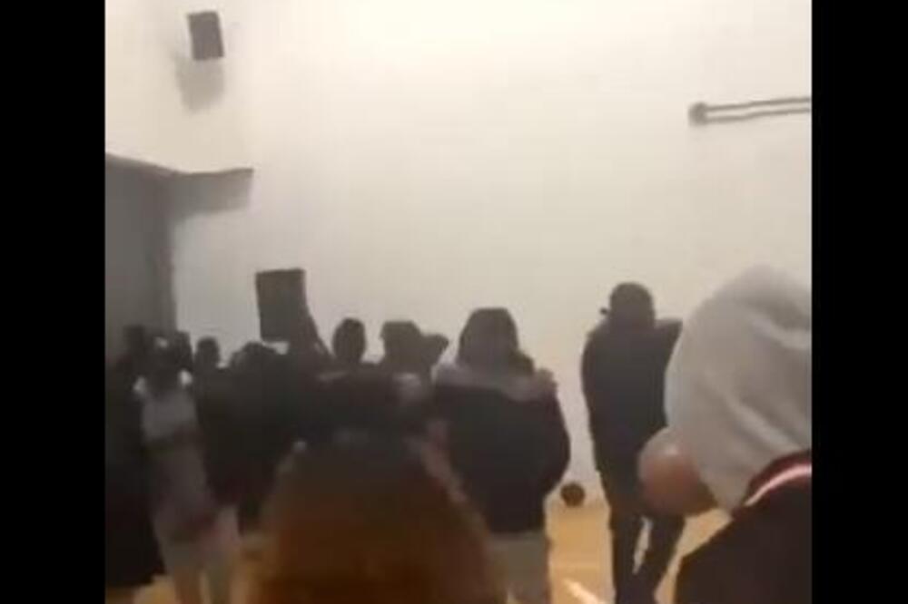 Horor i noć strave u londonskoj školi: 50 mladića upalo na rođendansku proslavu sa noževima i mačetama! (VIDEO)