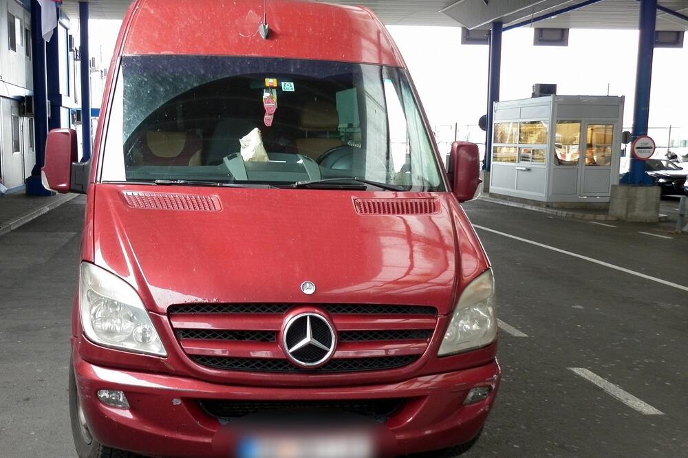 Došao na granicu i rekao da ima samo polovan nameštaj: Carinici zanemeli kada su videli šta se krije u... (FOTO)