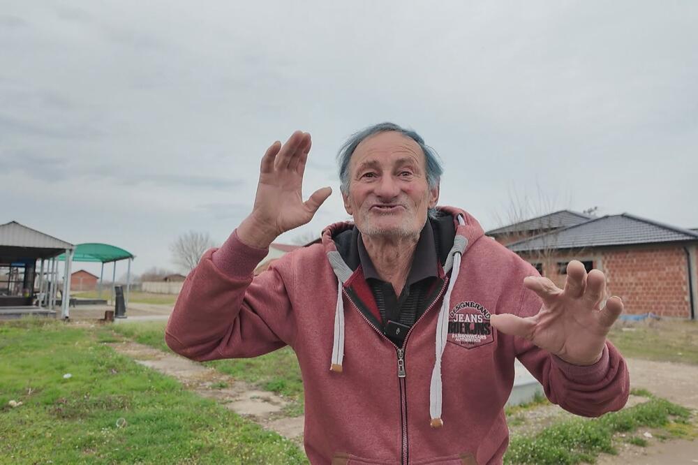 Ljudi gledaju u spomenik i krste se sa obe ruke! Zoran stavio datum smrti, a pored njega slike žena na kojima...