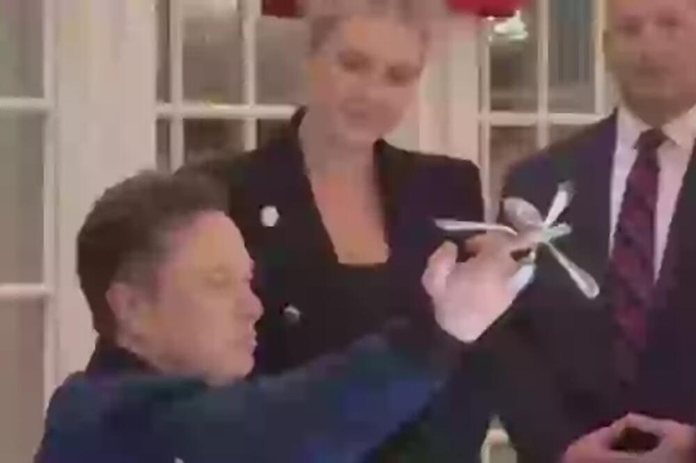 Ilon Mask se igra s priborom za jelo dok sedi sa Trampom i moćnicima! Pogledajte šta radi, nije ga briga ni za koga