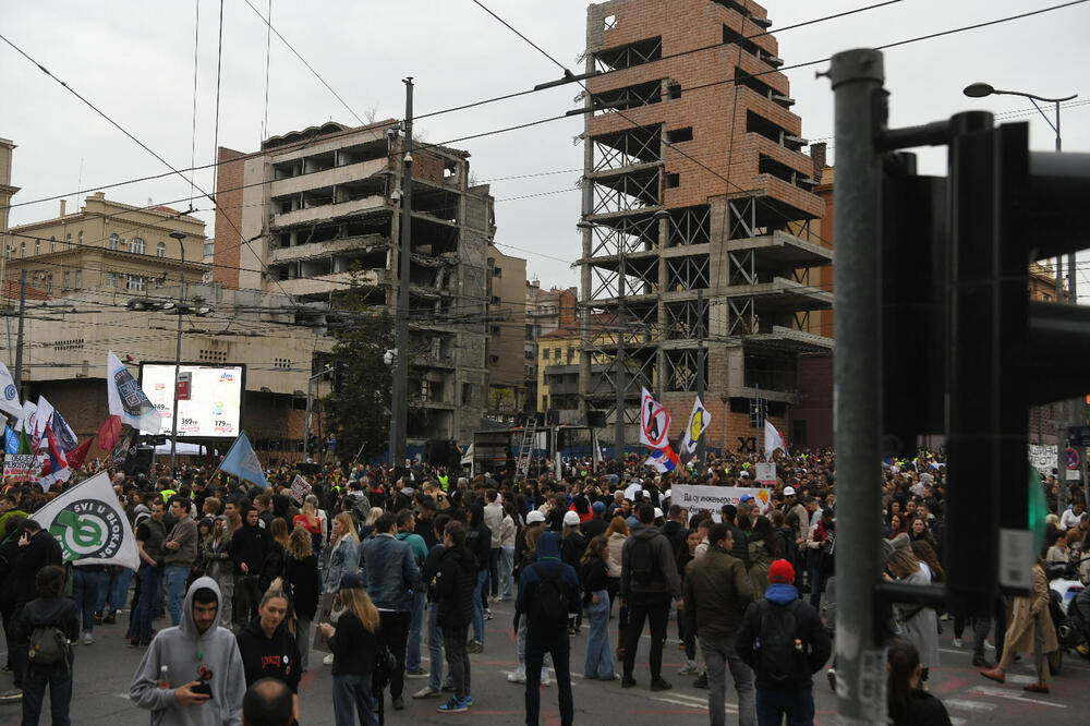 Završen "protest za Generalštab": Studenti položili vence ispred spomenika u Tašmajdanskom parku