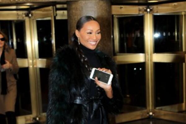 Šta je, bre, ovo dole? Obukla haljinu i sve ostavila u šoku - grudi na izvolte, a donji deo će vas tek zabezeknuti