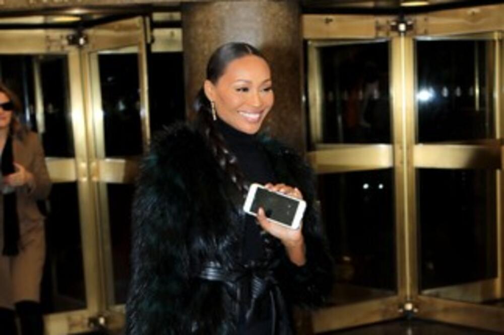 Šta je, bre, ovo dole? Obukla haljinu i sve ostavila u šoku - grudi na izvolte, a donji deo će vas tek zabezeknuti