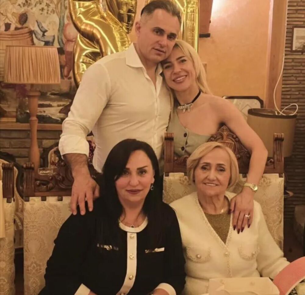 Dragan i Jovana sa Draganovom majkom