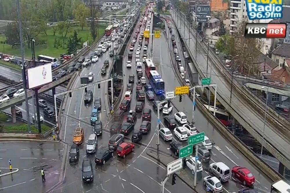 Jutarnji špic u kombinaciji sa kišom stvorili kolaps u Beogradu: Na Autokomandi sudar autobusa, ljudi idu peške