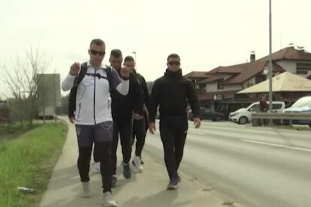 Čuvari zatvora na human način iskoristili godišnji odmor: Pešačenjem do Ostroga prikupljaju pomoć za lečenje dečaka