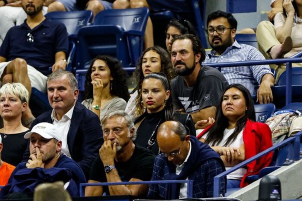 Brazilska lepotica, koja se godinama nalazi u vrhu svetske modne scene, plenila je pažnju i na ovom sportskom događaju