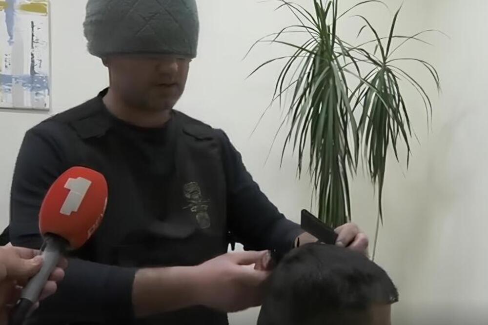 Frizer Danijel iz Kruševca uveo jedan novitet: Mušterije oduševljene - pazite šta radi čovek sa zatvorenim očima