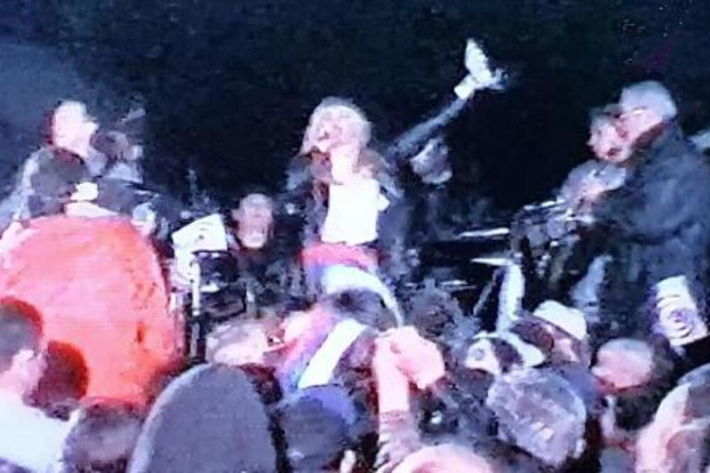 Jami peva na Brankovom mostu dok iznad glave padaju NATO bombe: Ova slika je prozvana legendarnom, evo zašto