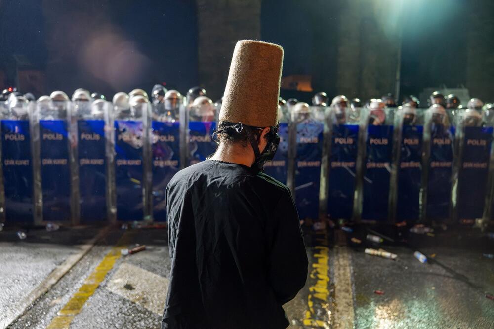 Zanosni ples pred kordonom policije! Neverovatne scene sa protesta u Turskoj obišle svet! (VIDEO)