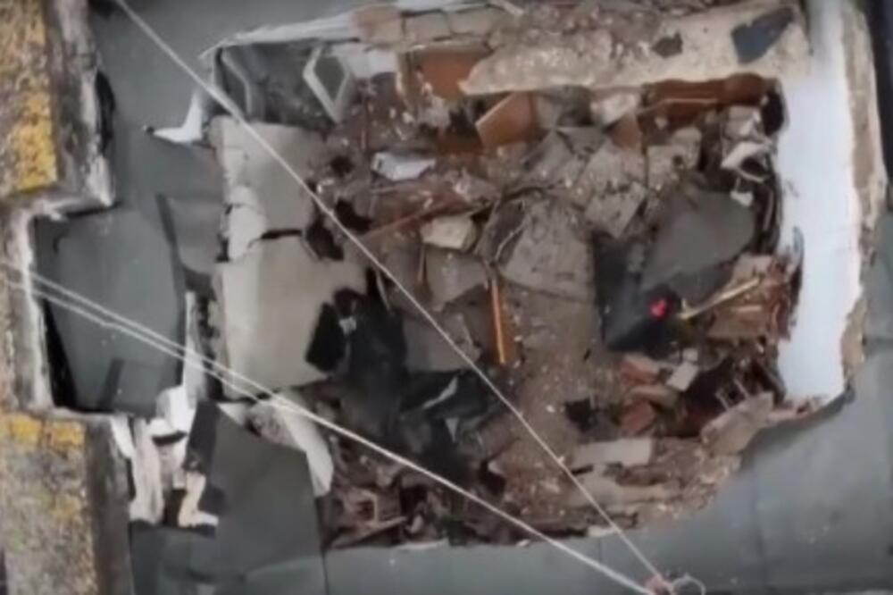 Deka (76) i beba bili zaglavljeni u srušenom potkrovlju: Vatrogasci počeli da plaču kada su nekako došli do njih!